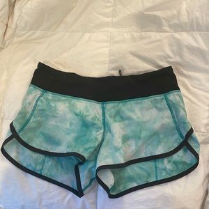 Lululemon - 2.5" Inseam Mid Rise Speed Up Shorts - Teal Tie Dye